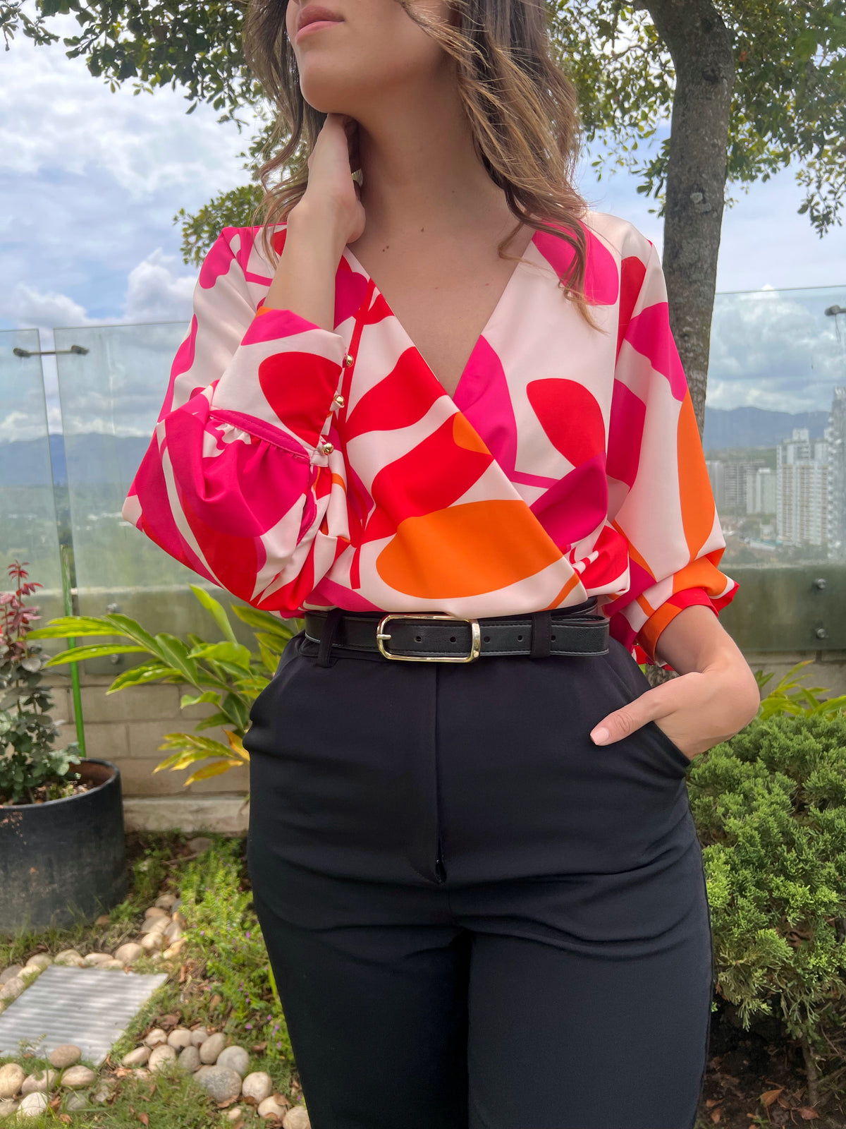 BLUSA CRUZADA BLANCA CON FUCSIA