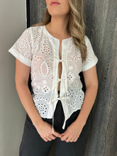 Cargar imagen en el visor de la galería, BLUSA AURA OJALILLO
