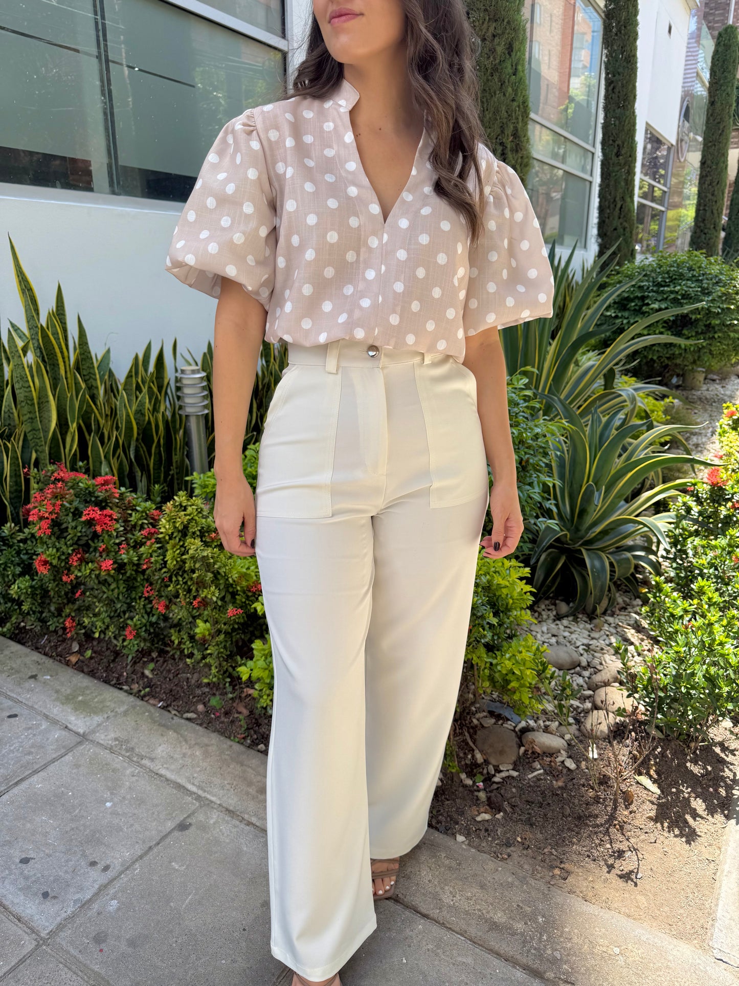 PREVENTA BLUSA VICTORIA PUNTOS BEIGE BLANCO