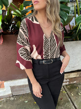 Cargar imagen en el visor de la galería, BLUSA EMILIA VINOTINTO ESTAMPADA
