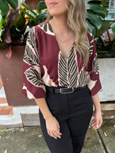 Cargar imagen en el visor de la galería, BLUSA EMILIA VINOTINTO ESTAMPADA
