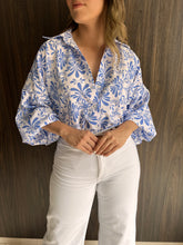 Cargar imagen en el visor de la galería, CAMISERA LUCIANA SEDA ESTAMPADA
