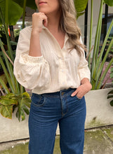 Cargar imagen en el visor de la galería, CAMISERA LUCIANA LINO BORDADO
