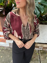 Cargar imagen en el visor de la galería, BLUSA EMILIA VINOTINTO ESTAMPADA
